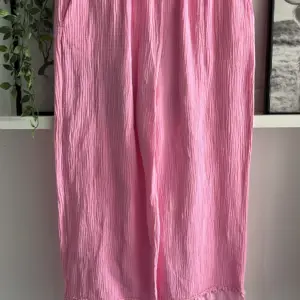 Musselin Hose Rosa Stickerei