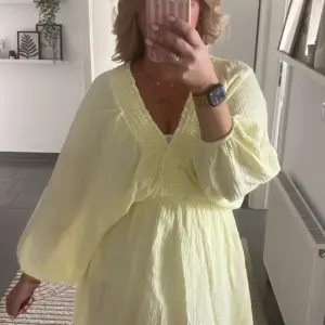 Musselin Kleid zartes Gelb