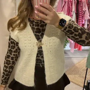 Strickweste Creme mit Brosche