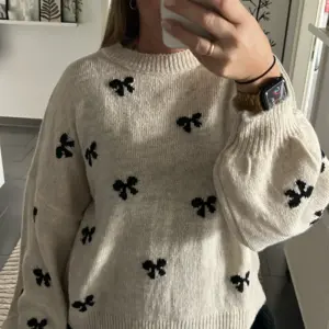 Pullover kleine Schleifen Schwarz