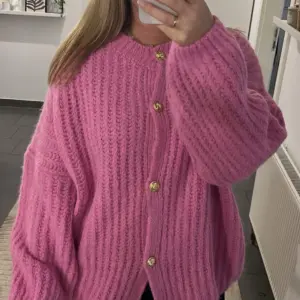 Cardigan Goldene Knöpfe Pink