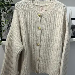 Cardigan Goldene Knöpfe Creme