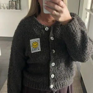 Cardigan Boucle Smiley Grau/Braun