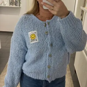 Cardigan  Boucle Smiley Hellblau