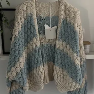 Cardigan Hellblau/Creme