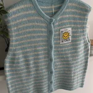 Strickweste Smiley gestreift Hellblau