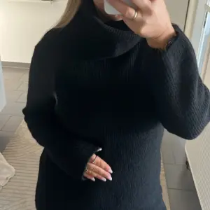 Strickkleid Rollkragen Schwarz