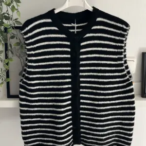 Strickweste gestreift Schwarz/Weiß