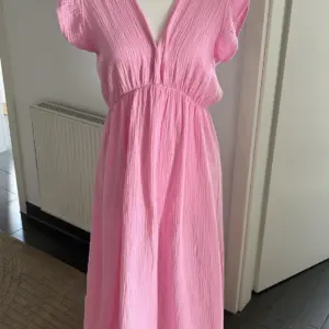 Musselin Kleid Midi Rosa