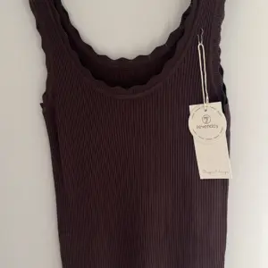 Basic Top gerippt Braun