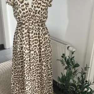 Musselin Leo Midi Kleid Beige