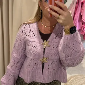 Cardigan Seestern Flieder