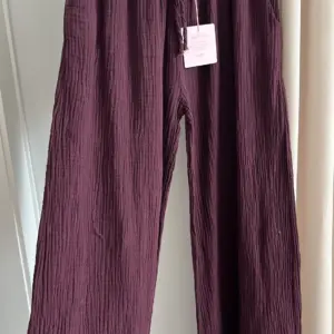 Musselin Hose Bordeaux/Lila