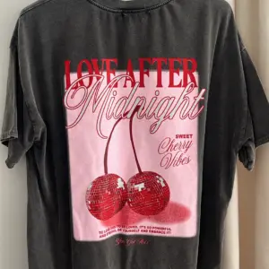 T-Shirt Cherry Vibes Grau