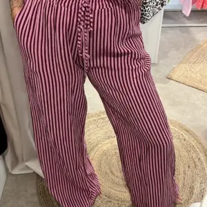 Musselin Hose gestreift Bordeaux/Rosa