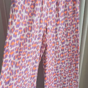 Musselin Hose Leo Flieder/Orange