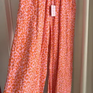 Musselin Hose Leo Orange/Rosa