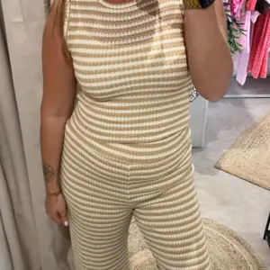 Zweiteiler gestreift Beige
