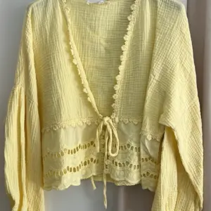 Musselin Jäckchen Butter Yellow