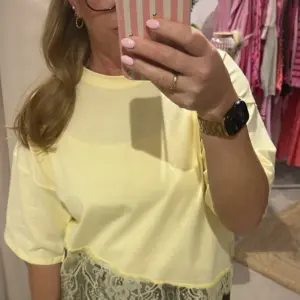T-Shirt mit Spitze Butter Yellow