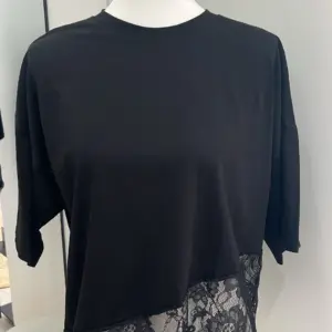 T-Shirt mit Spitze Schwarz