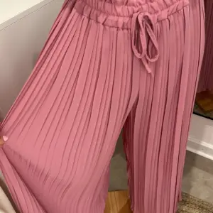 Plissee Hose Beere