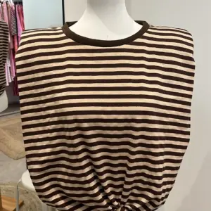 T-Shirt Schulterpolster Braun