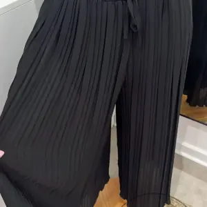 Plissee Hose Schwarz