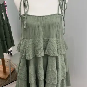 Musselin Kleid Volant Khaki