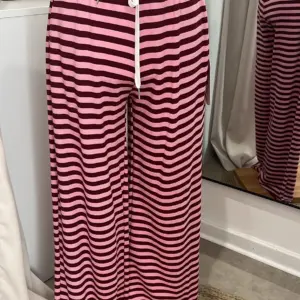 Hose gestreift Bordeaux/Rosa