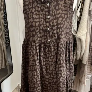 Musselin Leo Kleid Braun